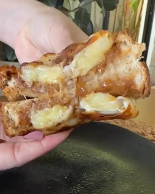 Snack dulce cortado que deja ver el relleno