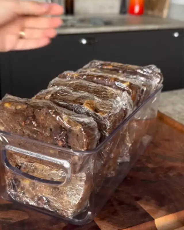 Porciones de postre en recipientes de vidrio