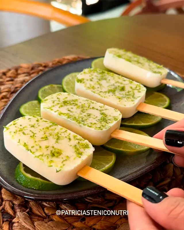 Paletas heladas claras con ralladura y rodajas de limón