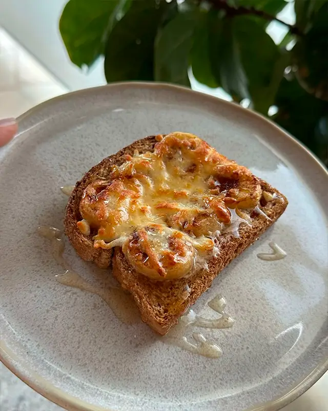 Porción dorada de una preparación dulce
