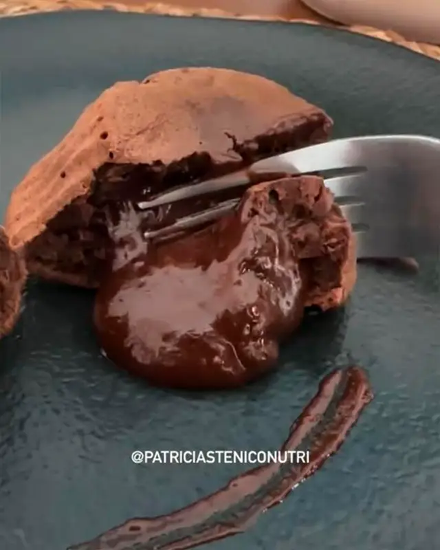 Postre con relleno oscuro y cremoso
