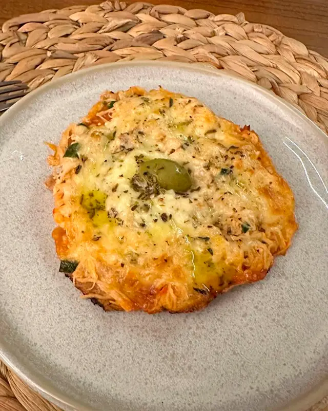 Snack individual horneado con cobertura gratinada
