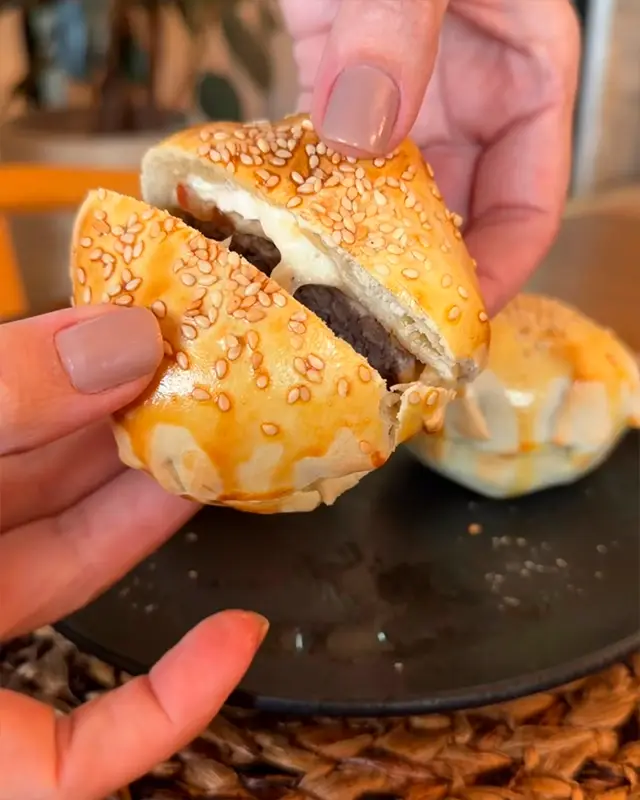 Snack en pan dorado abierto para mostrar el relleno