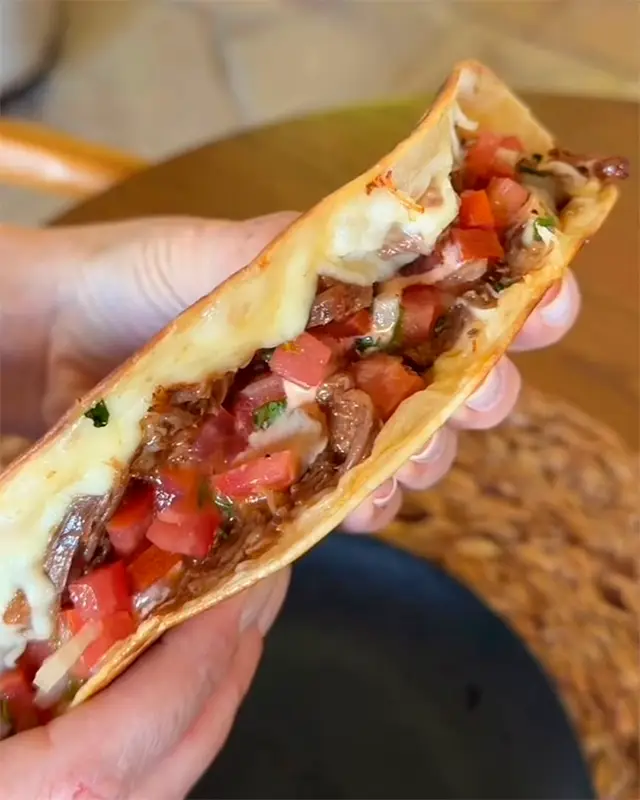 Snack relleno de vegetales y queso