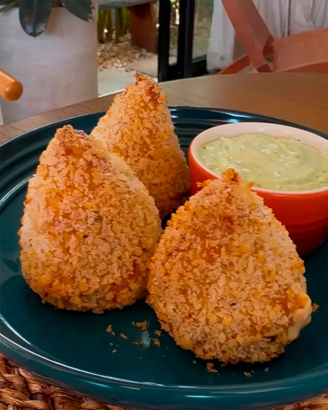 Bocaditos salados dorados con forma de coxinha
