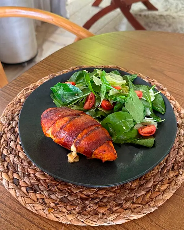 Preparación dorada acompañada de ensalada