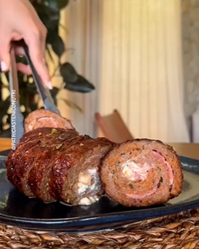 Preparación de carne rellena cortada en rebanadas