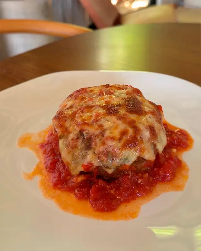 Preparación gratinada con salsa roja