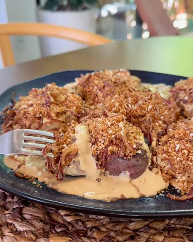 Preparación empanizada cortada, con relleno cremoso