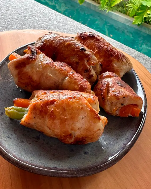 Porciones doradas rellenas de vegetales
