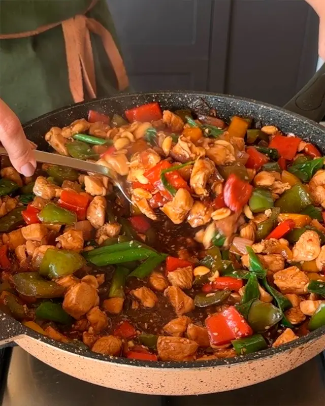 Preparación de carne y verduras en una sartén
