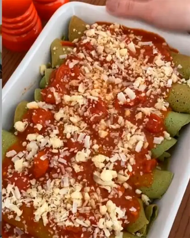 Comida en una fuente con salsa roja y cobertura clara