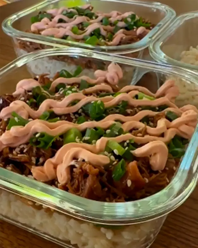 Porciones de comida con vegetales en recipientes de vidrio