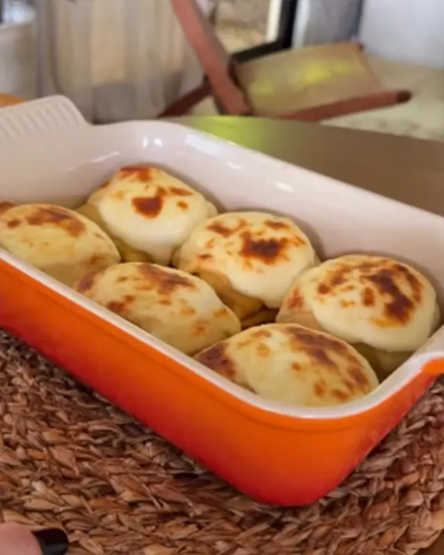 Porciones gratinadas en una fuente