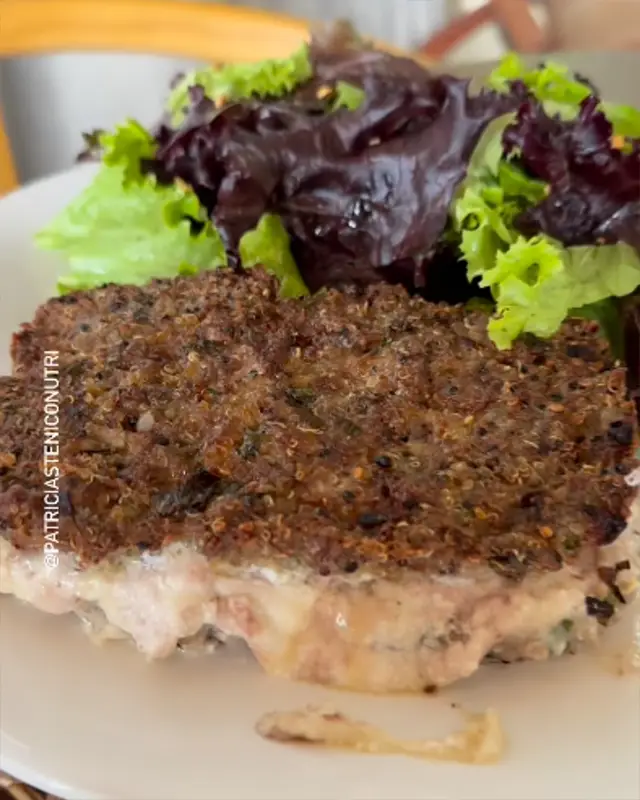 Preparación de carne servida con hojas verdes