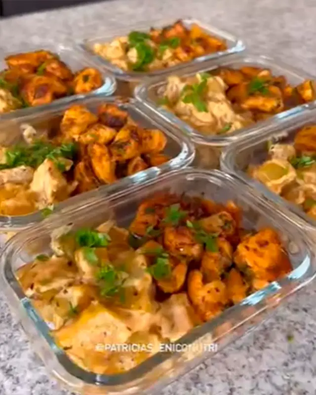 Porciones de comida con verduras en recipientes de vidrio