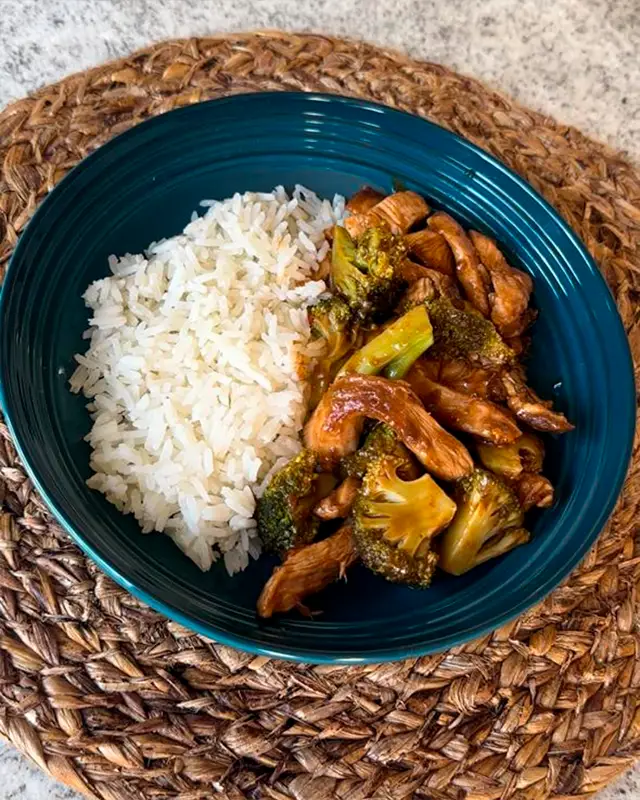 Plato con arroz acompañado de vegetales
