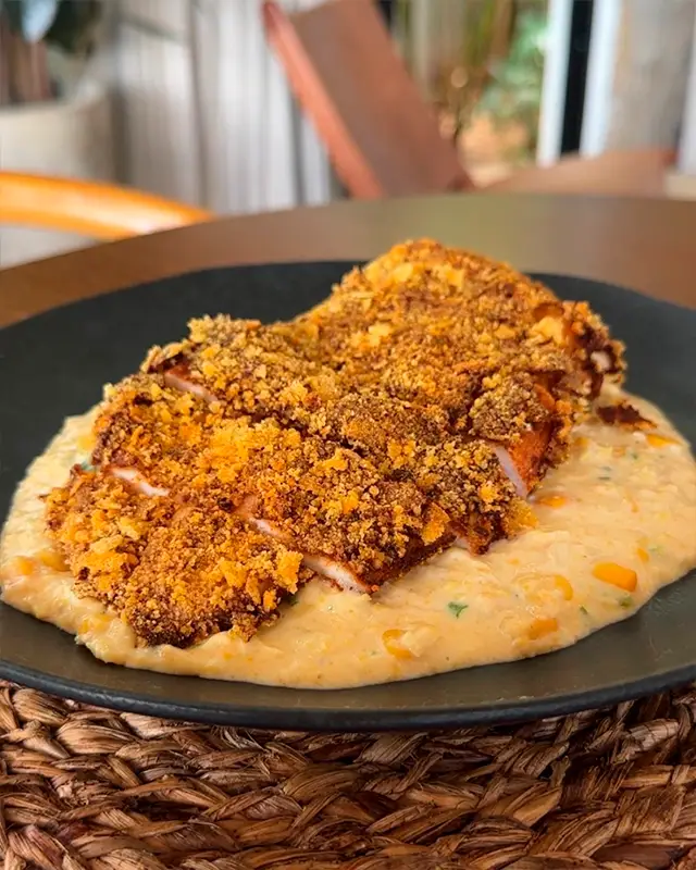 Filete con cobertura crujiente servido en un plato