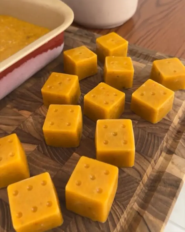 Cubos de condimento casero sobre una tabla