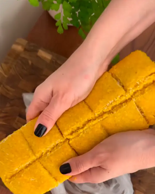Bloque amarillo de condimento cortado en cuadrados