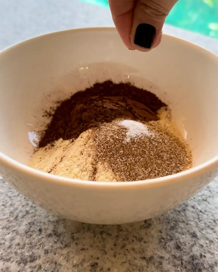 Ingredientes secos vertiéndose en un recipiente